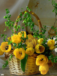 Открытка с днём рождения с фужерами шампанского и букетом желтых роз.