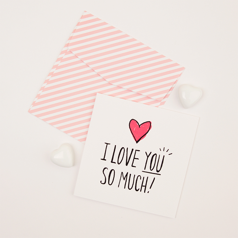  Открытка с розовым пушистым сердцем и надписью I love you. неоновая надпись ...