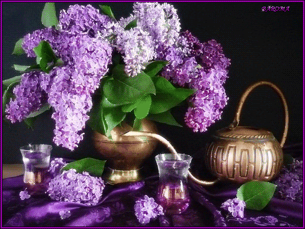 Открытка Сиреневая Нежность, я с корзиной цветов сирени Сиреневый и голубой.