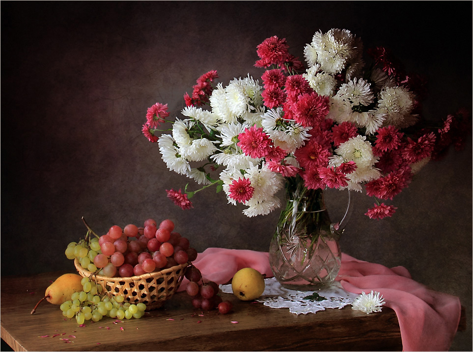 Открытка гиф блестящая с букетом белых и фиолетовых Astra и яблоками.