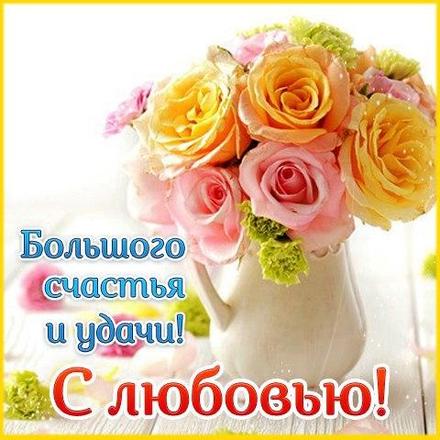 Открытка с днём рождения с фужерами шампанского и букетом желтых роз.