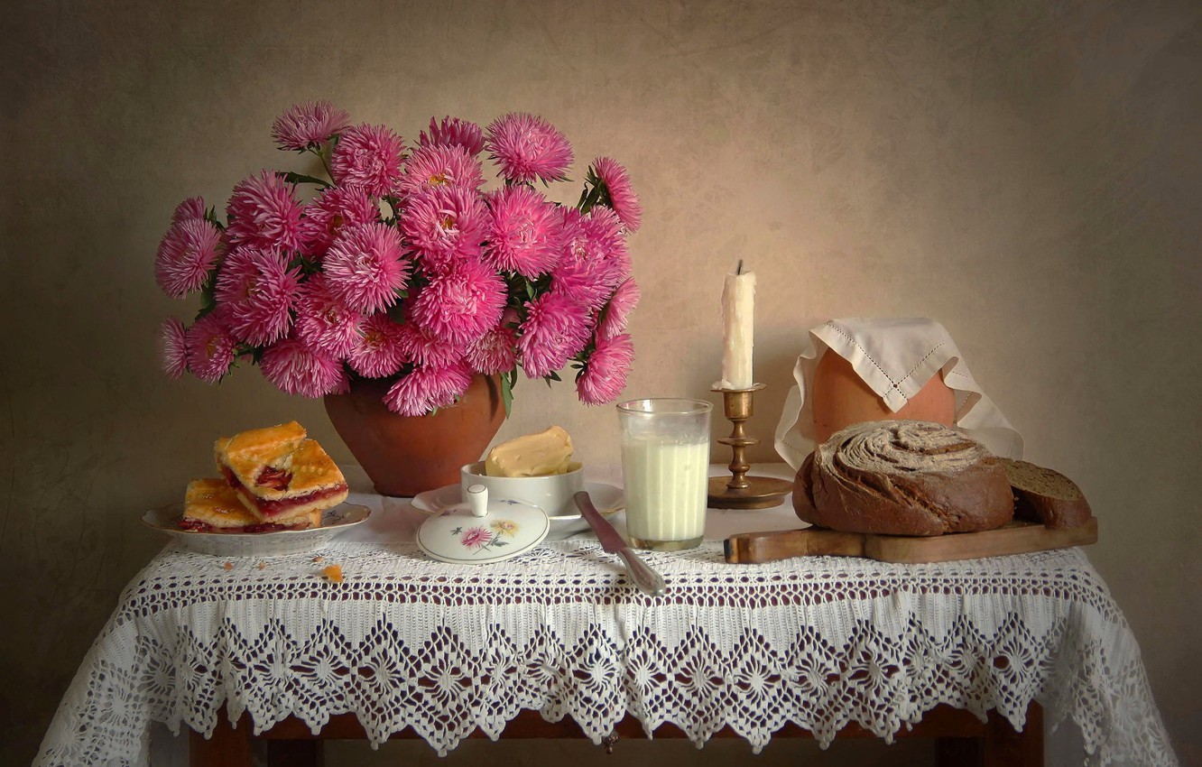 Открытка гиф блестящая с букетом белых и фиолетовых Astra и яблоками.