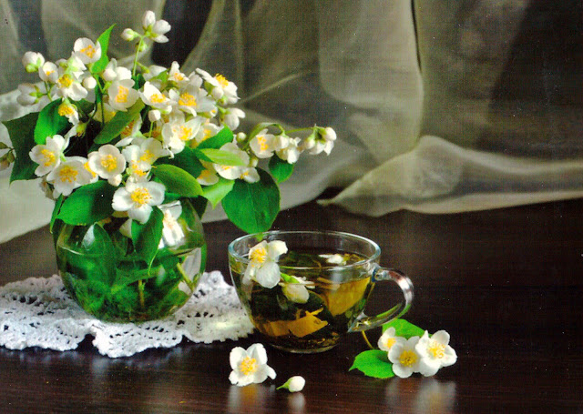 Открытка Доброе утро С чашечкой чая и букетом жасмина стеклянной вазе.