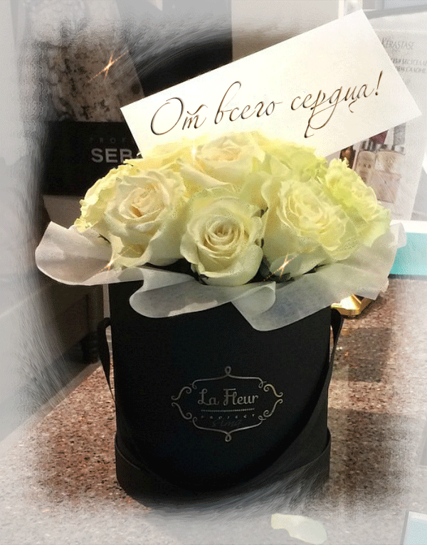 Открытка ко Дню рождения с белыми розами в коробке. Открытка для красавицы бе...