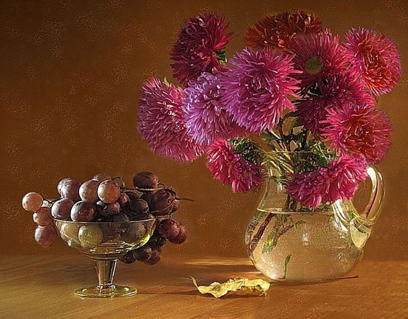 Открытка гиф блестящая с букетом белых и фиолетовых Astra и яблоками.