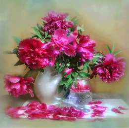 С пионами Открытка в День рождения с нежным букетом бело розовых пионов.